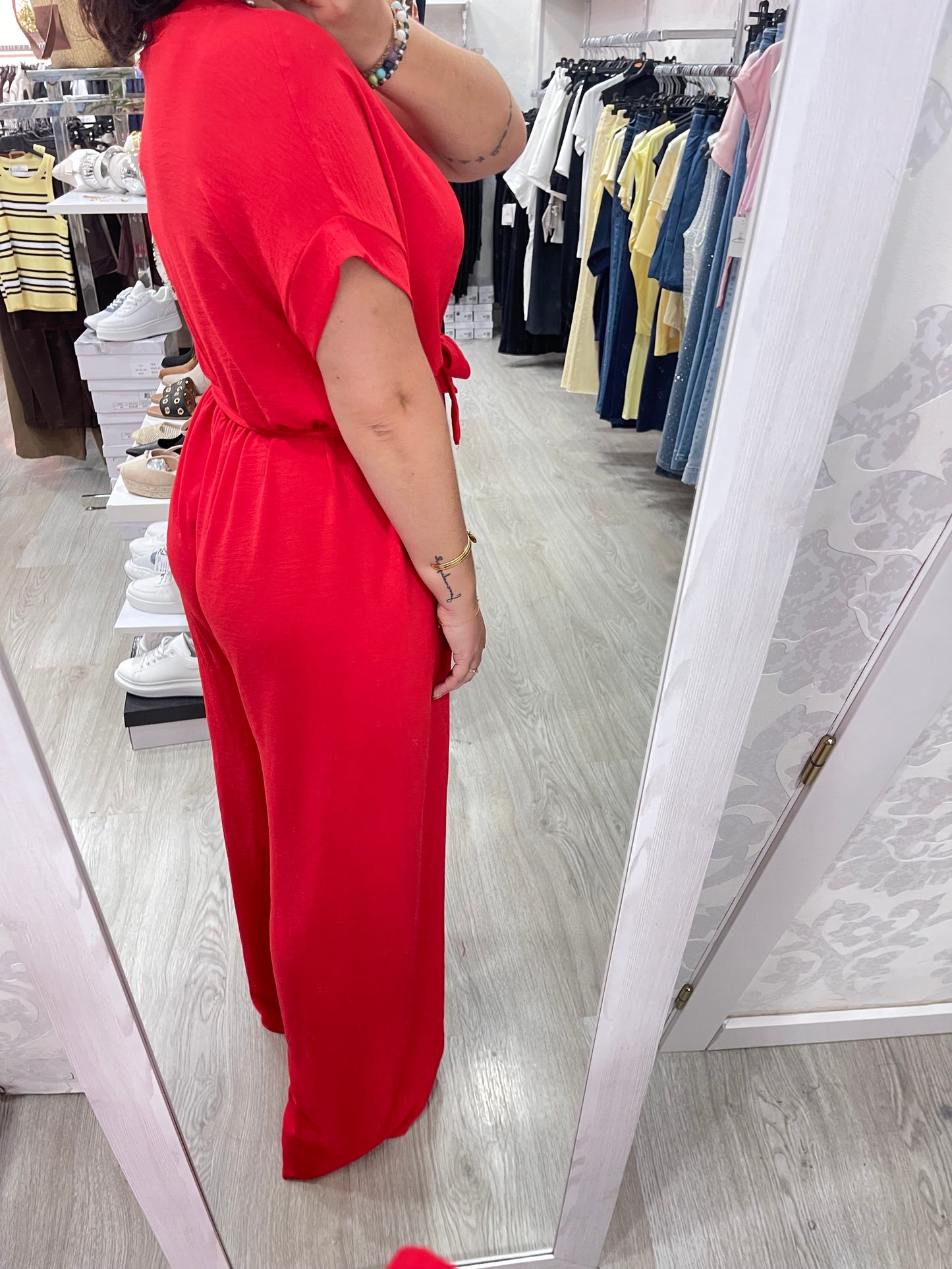 Mono Aura rojo
