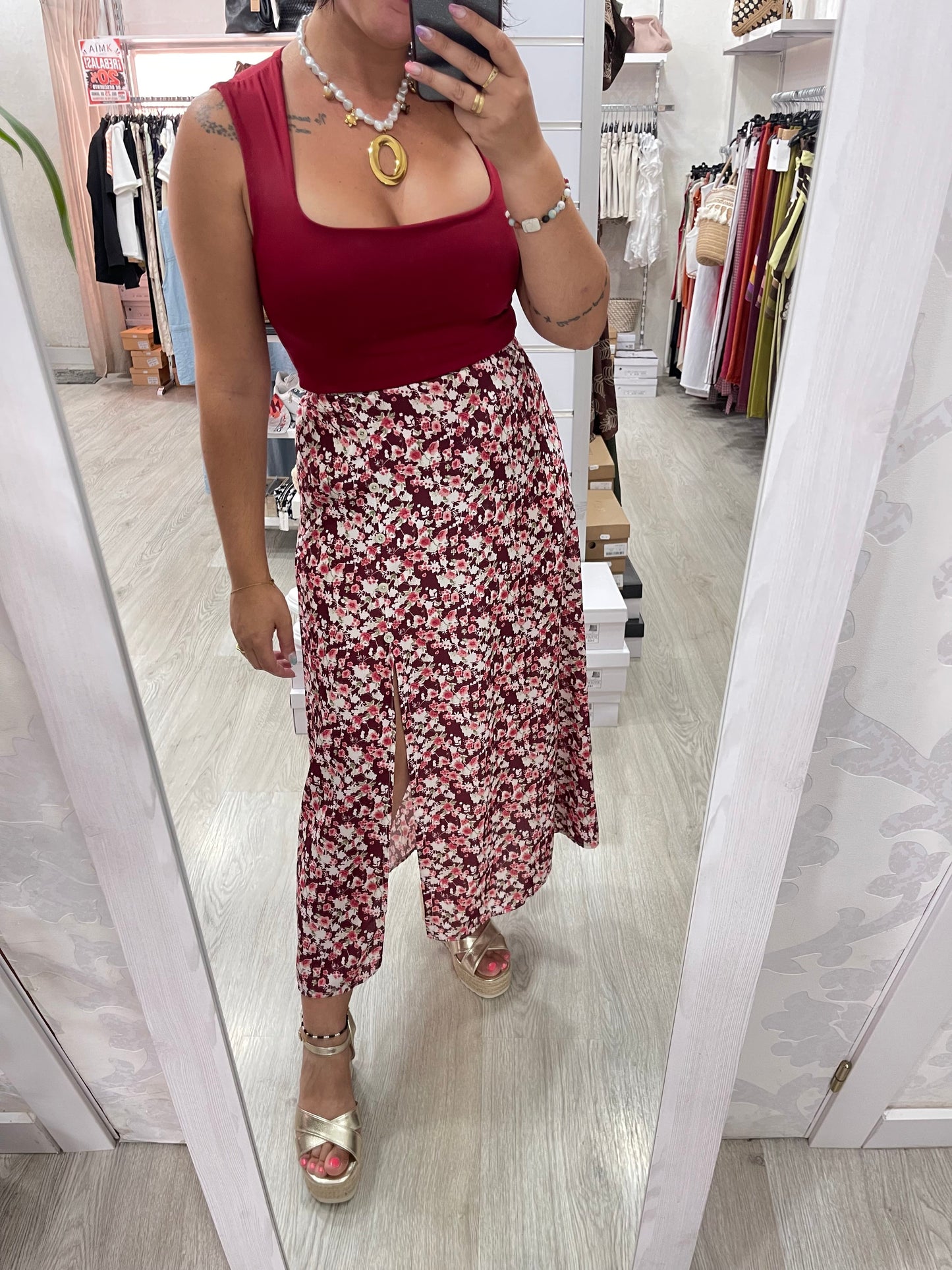 Falda flores roja