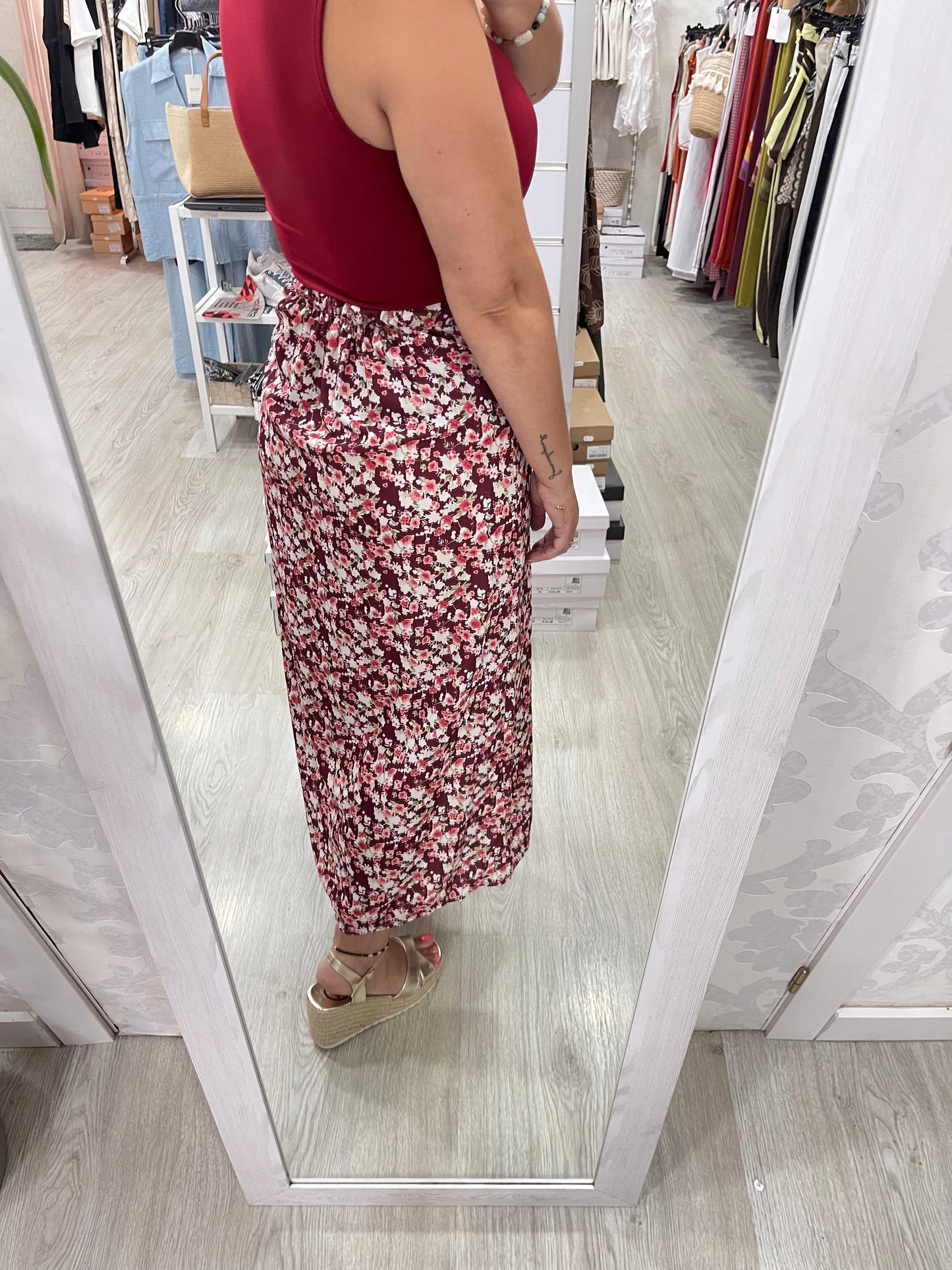 Falda flores roja