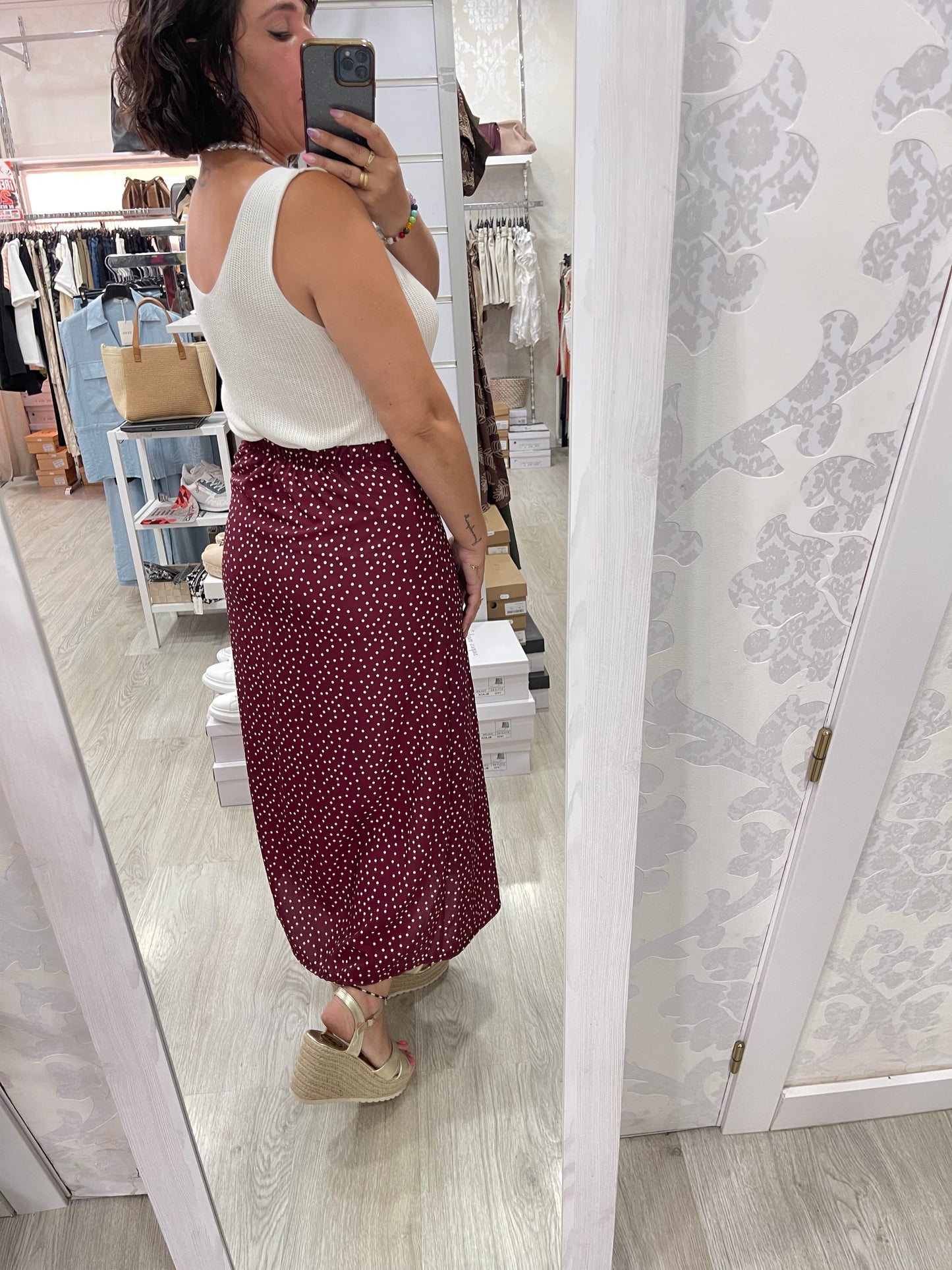 Falda granate lunares