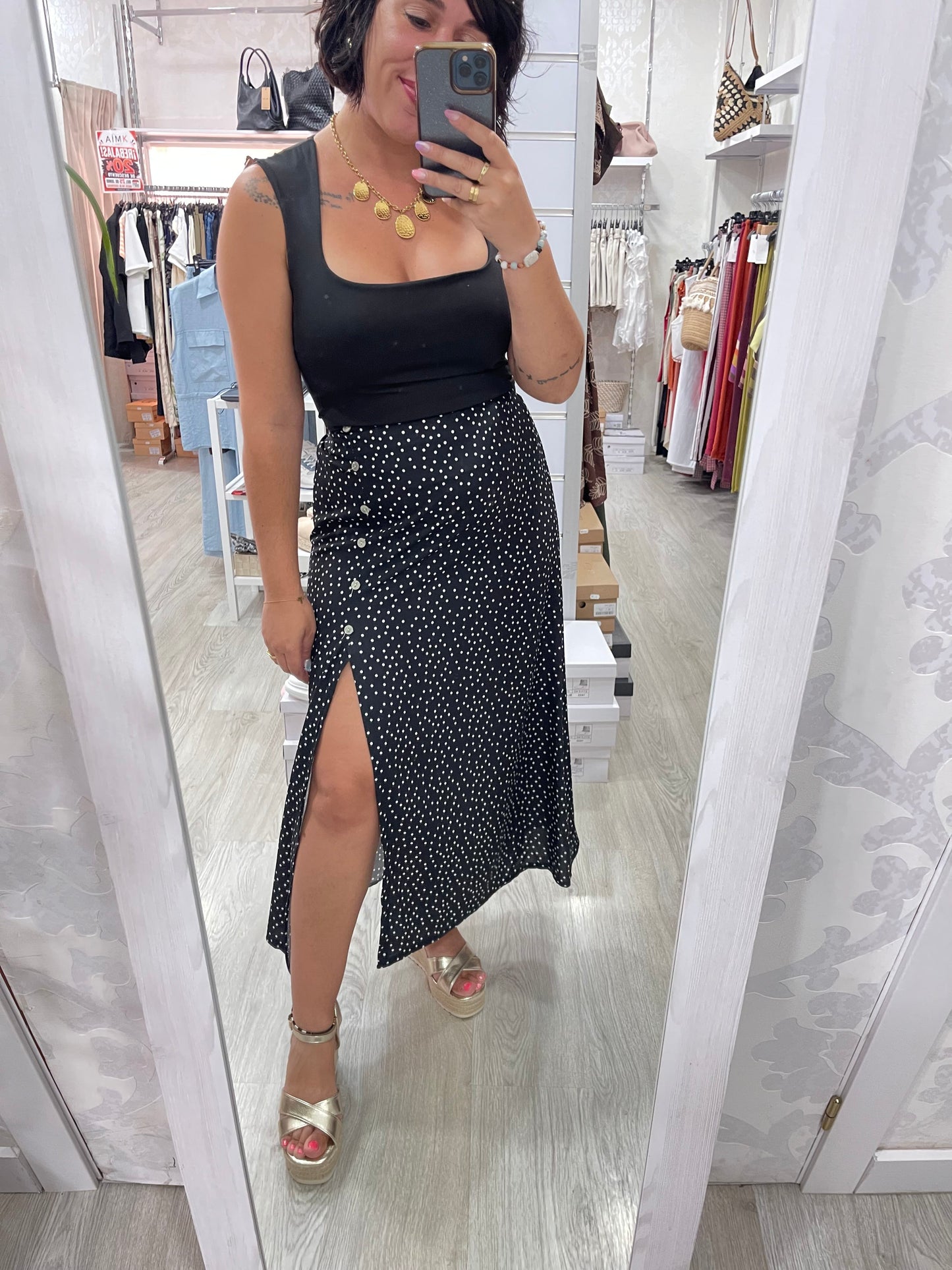 Falda negra lunares