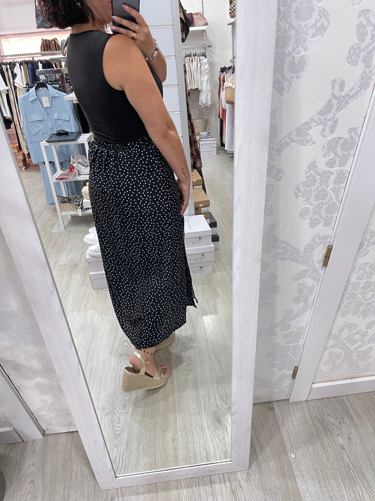 Falda negra lunares