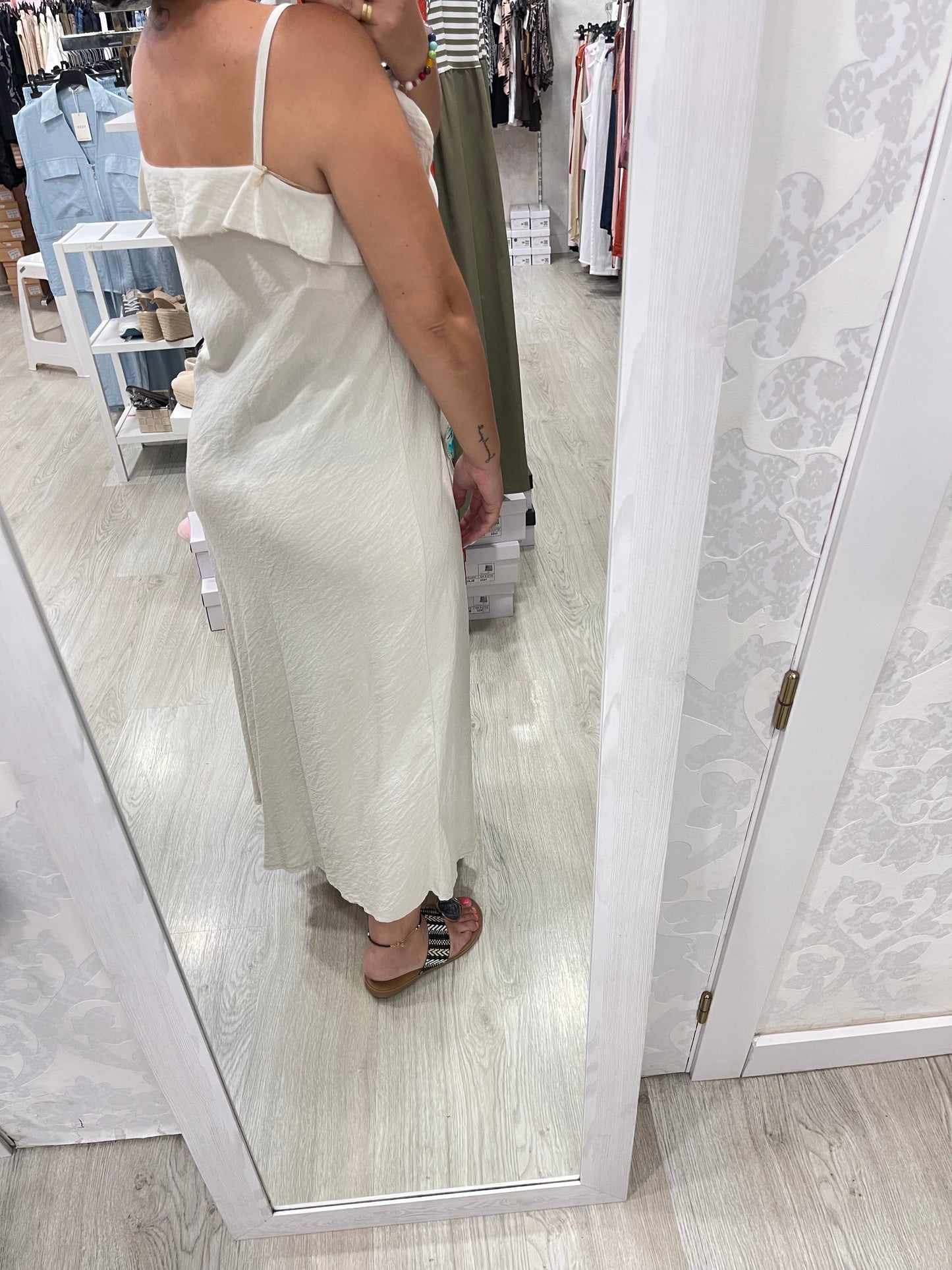 Vestido volante beige